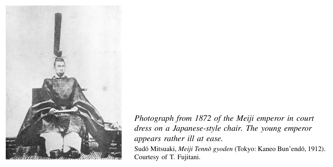 1872年拍摄的明治天皇,身着朝服,坐在日式椅子上。