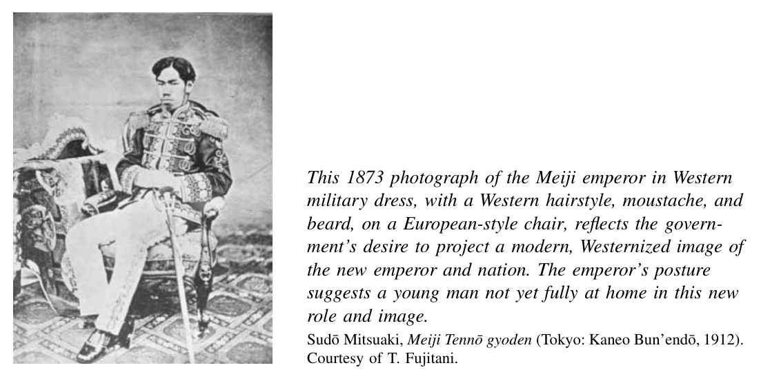 这张1873年的照片中,明治天皇身穿西式军装,梳西式发型,留着八字胡和胡须,坐在欧式椅子上,反映出政府……(原文图注在此处截断)