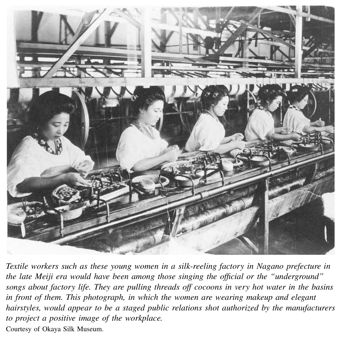 明治后期长野县一家缫丝厂里的年轻女工;像这样的纺织女工,正是文中所说会唱起“官方歌曲”的那些人。