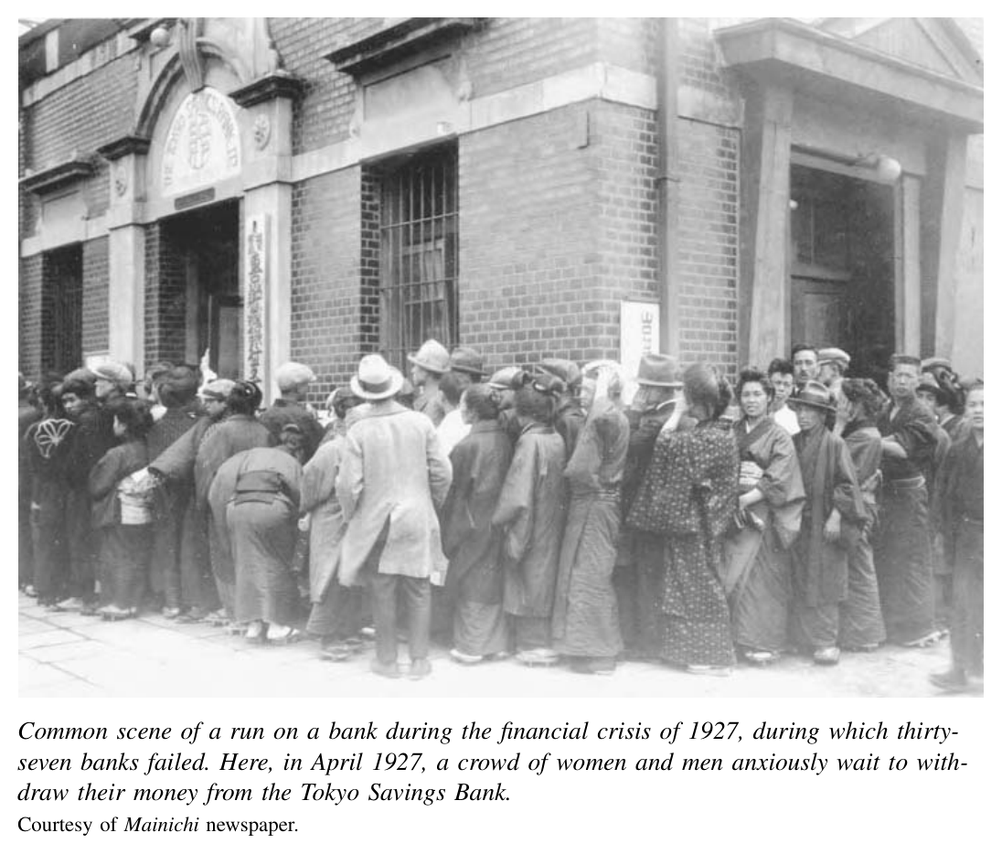 1927年金融危机期间常见的银行挤兑现象；此次危机中共有三十七家银行倒闭