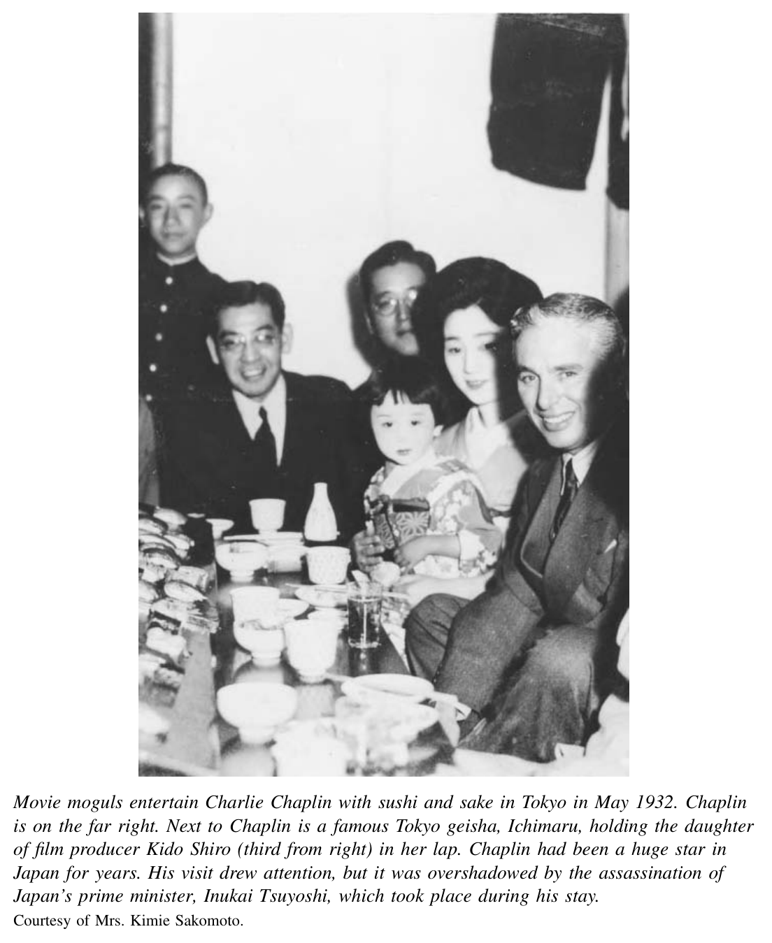 1932年5月，东京的电影业大亨们以寿司和清酒款待查理·卓别林