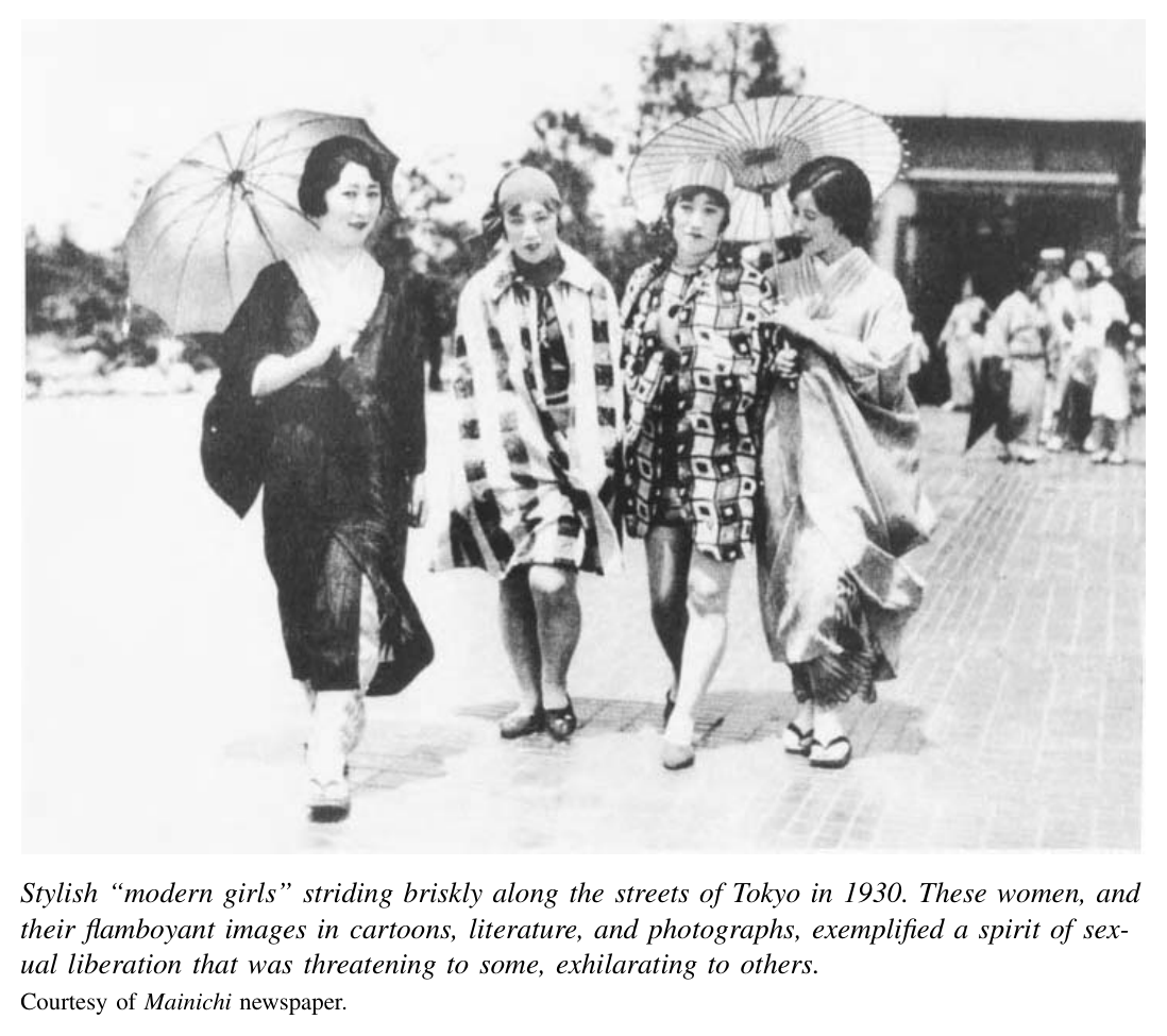 1930年，衣着时髦的“摩登女郎”快步走过东京街头