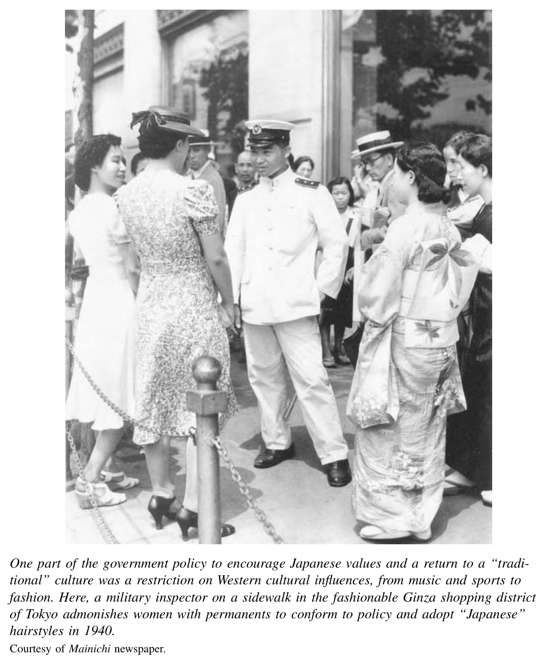 政府为鼓吹日本价值、回归“传统”文化而推行的政策之一,是限制西方文化影响……
