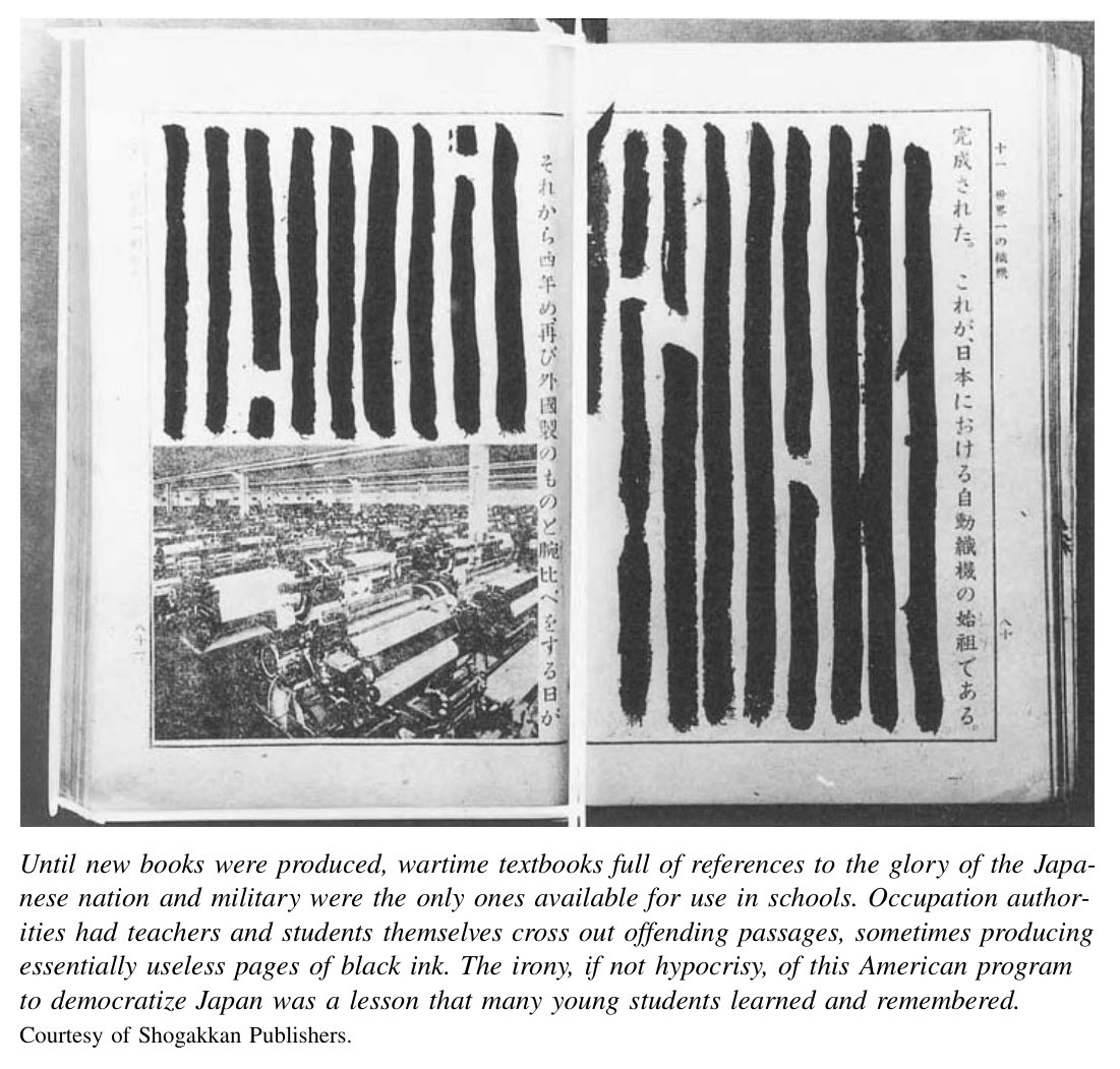 在新教材印出来之前,学校里可用的只有那些充满“日本国家与军队荣光”叙述的战时教科书;学生们只能先把相关文字一段段涂黑。