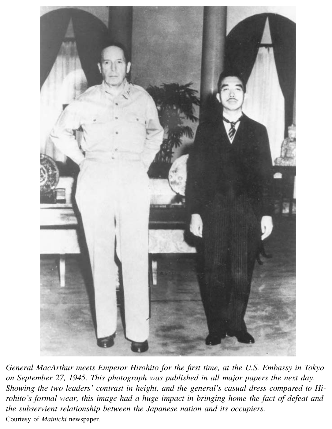 麦克阿瑟将军与裕仁天皇首次会面,地点设在美军总部,而非皇宫。
