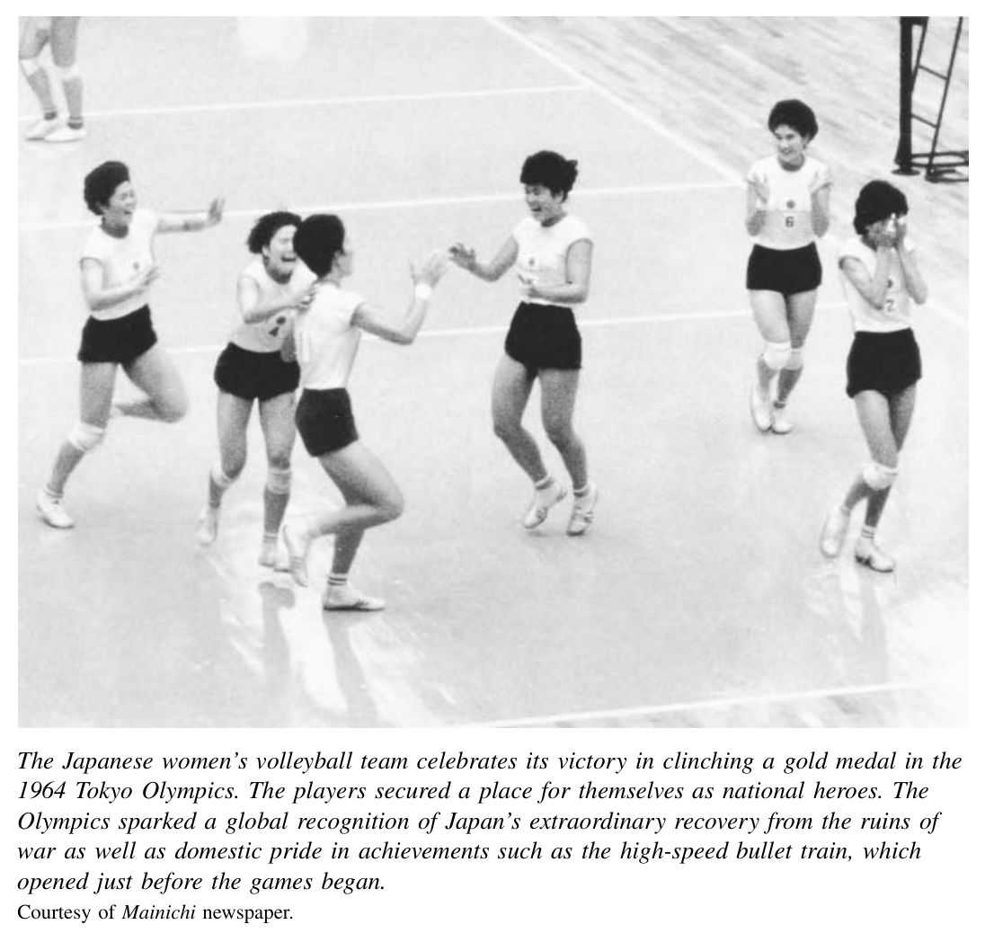 1964年东京奥运会上，日本女子排球队锁定金牌后欢庆胜利