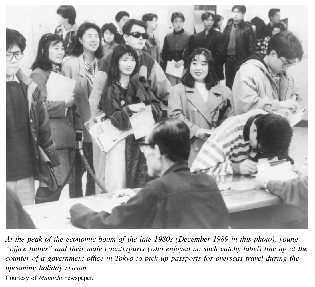 在80年代后期经济繁荣的顶点(本图摄于1989年12月),年轻的“办公室小姐”和她们的男性同侪……